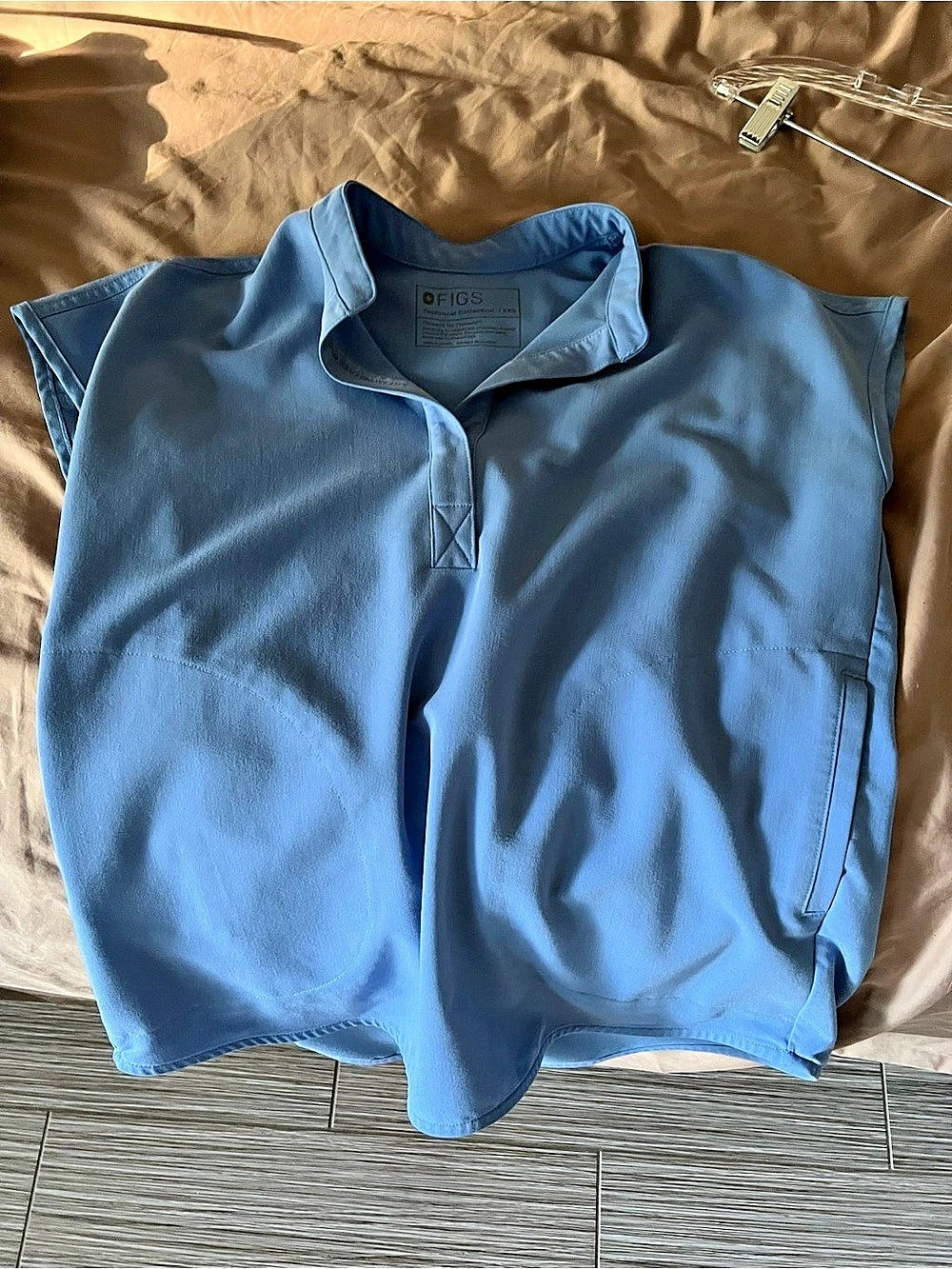 FIGS Top Blue Like New